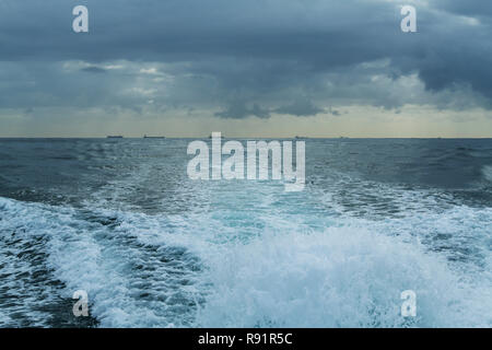 KwaZulu-Natal, Sud Africa, Dark nuvole temporalesche formando oltre oceano Indiano vicino alle navi all'orizzonte della costa di Durban Foto Stock