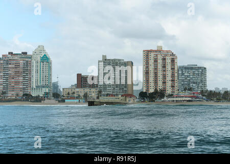 Durban, KwaZulu-Natal, Sud Africa, alto e moderno hotel e appartamenti di vacanza sulla spiaggia, città di Durban, vicino a North Beach pier Foto Stock