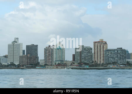 Durban, KwaZulu-Natal, Sud Africa, moderni alberghi e alloggi per vacanze vicino spiagge e pontili sulla città di Durban waterfront Foto Stock