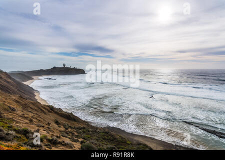 Pilastro punto bluffs e Ross Cove su un nuvoloso giorno di inverno, costa dell'Oceano Pacifico, California Foto Stock