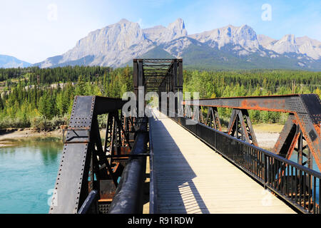 Canmore ponte motore, Canmore, Alberta, Canada, vista montagne Foto Stock