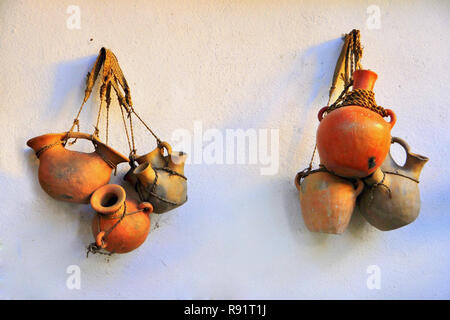 Ciotole in ceramica appeso alla parete Foto Stock