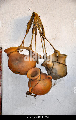 Ciotole in ceramica appeso alla parete Foto Stock