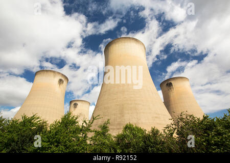 Drax power station nello Yorkshire, Regno Unito, è il più grande emettitore di C02 in Europa. Essi sono attualmente la conversione della stazione di potenza per masterizzare una percentuale di biocarburante così come il carbone. La maggior parte del legno è originato da noi, con tanto di esso proveniente dalla foresta vergine, non esattamente un ecologico spostare. Foto Stock