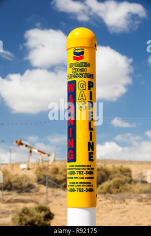 Un gasdotto in Kern River oilfield in Oildale, Bakersfield, California, Stati Uniti d'America. A seguito di un inedito e quattro anni di siccità, Bakersfield è ora il più arido città in Stati Uniti d'America, guidati dal cambiamento climatico. Gli americani ancora non riescono a fare il collegamento tra la loro dipendenza da combustibili fossili e il cambiamento climatico. Foto Stock