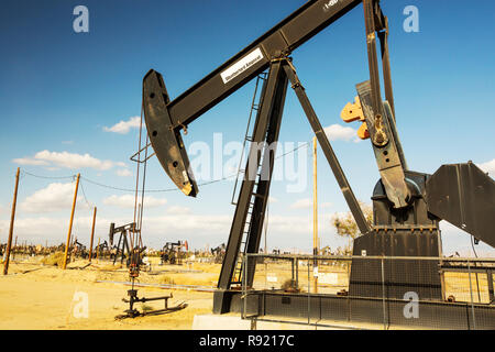 Il Kern River oilfield in Oildale, Bakersfield, California, Stati Uniti d'America. A seguito di un inedito e quattro anni di siccità, Bakersfield è ora il più arido città in Stati Uniti d'America, guidati dal cambiamento climatico. Gli americani ancora non riescono a fare il collegamento tra la loro dipendenza da combustibili fossili e il cambiamento climatico. Foto Stock