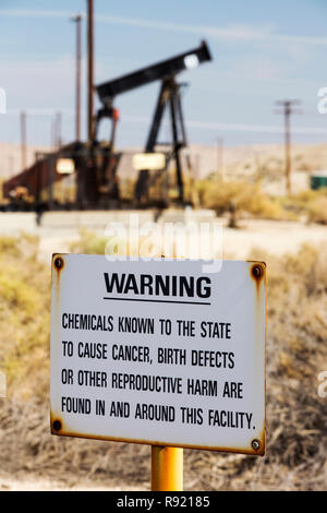 Un segno di cancro e di difetti di nascita in Midway Sunset oilfield in Maricopa, Bakersfield, California, Stati Uniti d'America. A seguito di un inedito e quattro anni di siccità, Bakersfield è ora il più arido città in Stati Uniti d'America, guidati dal cambiamento climatico. Gli americani ancora non riescono a fare il collegamento tra la loro dipendenza da combustibili fossili e il cambiamento climatico. Foto Stock