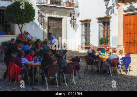 Ronda, provincia di Malaga, Andalusia, Spagna. Cafe vita in Plaza Duquesa de Parcent Foto Stock