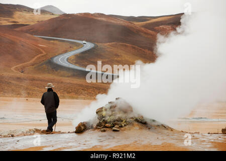 Le fumarole emettendo vapore nell'area geotermica di Hverir vicino a Myvatn, Nord Islanda Foto Stock