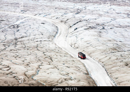 Turismo buggy di ghiaccio del Ghiacciaio Athabasca che sta svanendo in modo estremamente rapido e ha perso oltre il 60% della sua massa di ghiaccio in meno di 150 anni. Canadian Rockies. Foto Stock