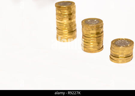 Pile e cumuli di British GBP monete doro Moneta soldi su sfondo bianco con spazio vuoto Foto Stock