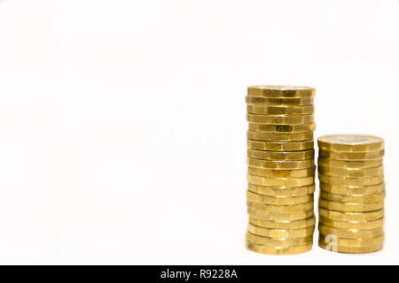Pile e cumuli di British GBP monete doro Moneta soldi su sfondo bianco con spazio vuoto Foto Stock