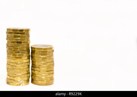 Pile e cumuli di British GBP monete doro Moneta soldi su sfondo bianco con spazio vuoto Foto Stock