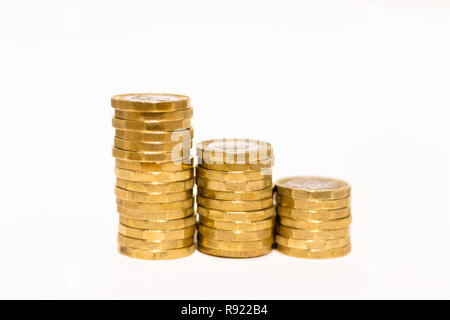 Pile e cumuli di British GBP monete doro Moneta soldi su sfondo bianco con spazio vuoto Foto Stock