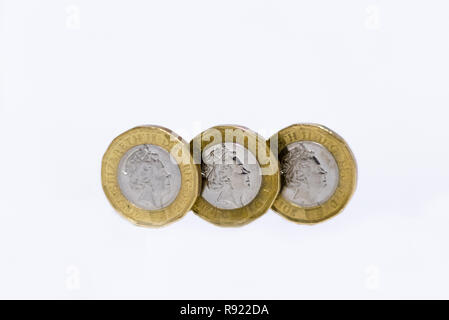 Pile e cumuli di British GBP monete doro Moneta soldi su sfondo bianco con spazio vuoto Foto Stock