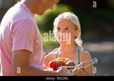 Sorridente ragazza guardando il suo padre. Foto Stock