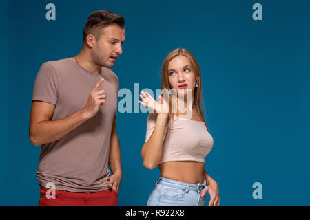 Bella donna si allontana, si sente stanco e arrabbiato con il marito che è indignato Foto Stock