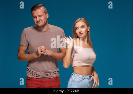 Bella donna si allontana, si sente stanco e arrabbiato con il marito che è indignato Foto Stock