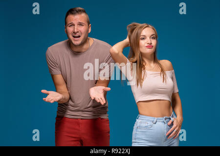 Bella donna si allontana, si sente stanco e arrabbiato con il marito che è indignato Foto Stock