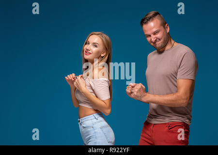 Bella donna si allontana, si sente stanco e arrabbiato con il marito che è indignato Foto Stock