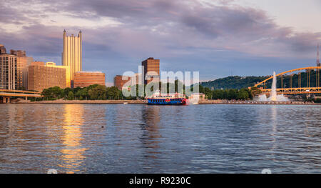 Vista sullo skyline di Pittsburgh e Point State Park dal fiume Ohio Foto Stock