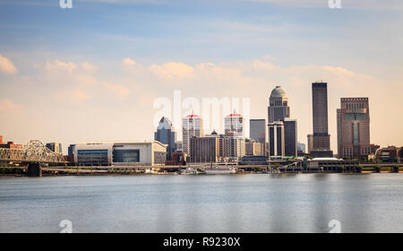 Vista di Louisville, Kentucky skyline dal fiume Ohio Foto Stock