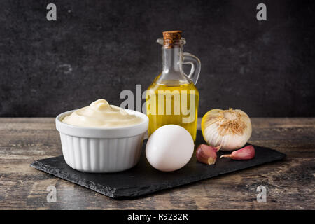 Salsa Aioli e gli ingredienti sul tavolo di legno. Foto Stock