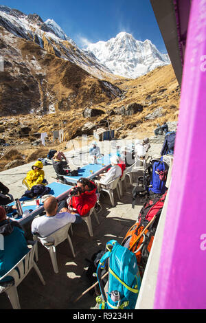 Gruppo di viaggiatori con lo zaino in spalla in appoggio al Mountain Lodge in Annapurna Himalaya, Nepal Foto Stock