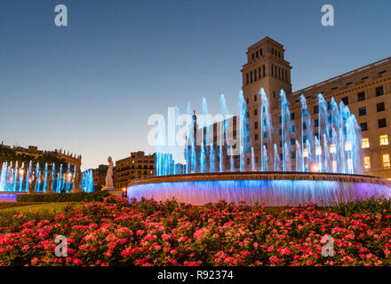 Vista notturna delle fontane sulla Plaza de Catalunya di Barcellona, Spagna Foto Stock