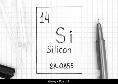 Tavola periodica degli elementi. La grafia elemento chimico silicio Si con la penna nera, tubo di prova e la pipetta. Close-up. Foto Stock