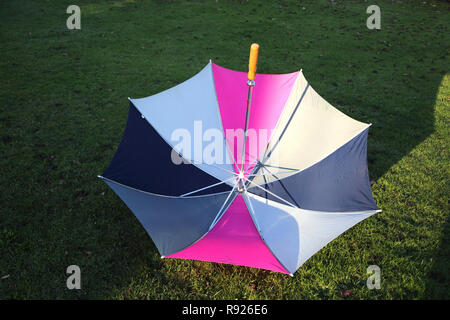 Grande Blu, rosa e grigio Ombrello da golf Foto Stock