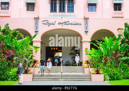 Waikiki Hawaii - 25 Maggio 2016: all'esterno del Royal Hawaiian Hotel, un iconico beachfront hotel di lusso situato a Honolulu sull'isola di Oahu. Foto Stock