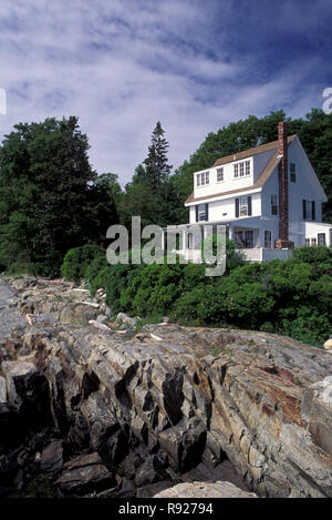 Casa signorile sorge sulla cima di una scogliera su un isola del Maine, Stati Uniti d'America Foto Stock