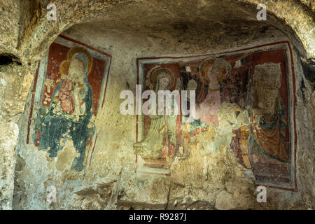 Antichi affreschi nella chiesa rupestre di Madonna delle tre porte, Matera, Capitale Europea della Cultura 2019 Foto Stock