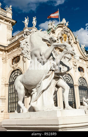 Statua di uomo e cavallo di allevamento al di fuori del Palazzo Belvedere, Vienna, Austria Foto Stock