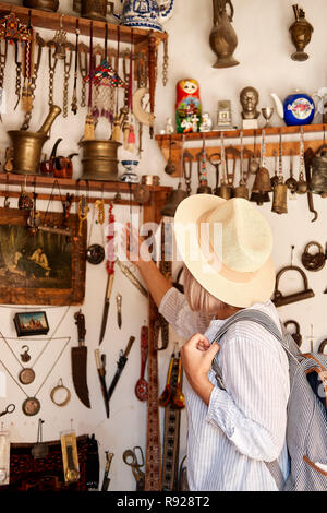 Bukhara, Uzbekistan Settembre 1 donna acquistare souvenir. Felice persona di sesso femminile di Shopping in Asia esotica Travel Shop, divertirsi Foto Stock