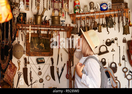 Bukhara, Uzbekistan Settembre 1 donna acquistare souvenir. Felice persona di sesso femminile di Shopping in Asia esotica Travel Shop, divertirsi Foto Stock