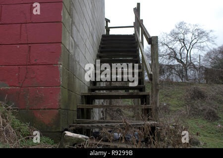 Vecchia scala da Red muro di mattoni Foto Stock