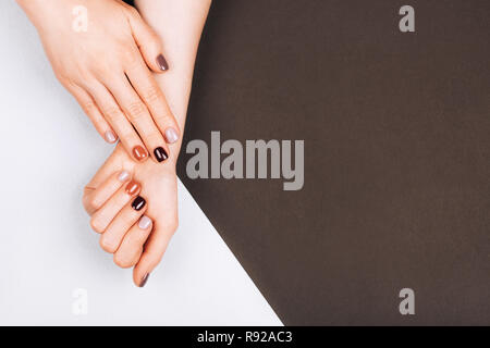 Bellissima vacanza manicure su grigio e marrone dello sfondo. Foto Stock