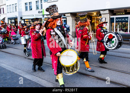 Zurigo, Svizzera - Marzo 2017: persone marciando e suonare strumenti a Zurigo sfilata di carnevale Foto Stock