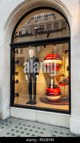 Finestra del negozio di Salvatore Ferragamo moda italiana store in Old Bond Street, Mayfair, London, England, Regno Unito dotato di un uomo di tuta e accessori, Foto Stock