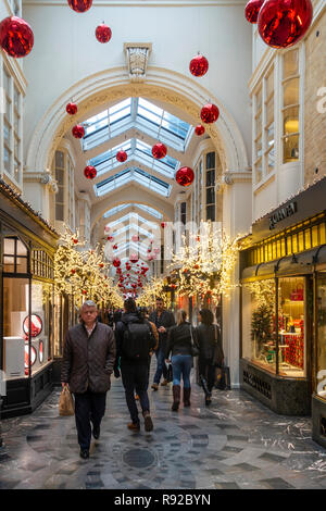 Gli amanti dello shopping a piedi attraverso Burlington Arcade, uno storico (1819) sistemazione di shopping arcade a Mayfair, Londra, Inghilterra, Regno Unito. Il porticato è decorare Foto Stock