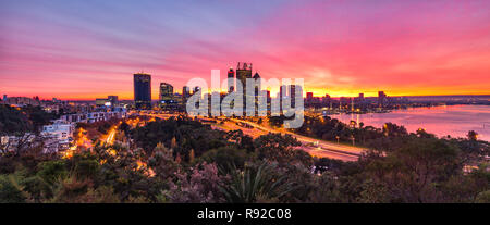 Perth, Australia. Lo skyline di Perth all'alba con una vista della città e del fiume Swan. Preso da Kings Park, Australia occidentale Foto Stock