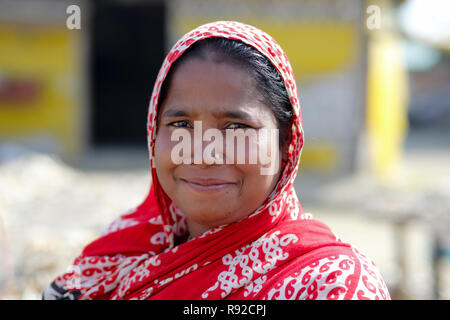 Ritratto di un sorridente di mezza età della donna rurale. Bangladesh Foto Stock