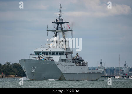 La Royal Navy lotto 1 classe di fiume nave pattuglia HMS Mersey lasciando Portsmouth, Regno Unito il 18 settembre 2017. Foto Stock