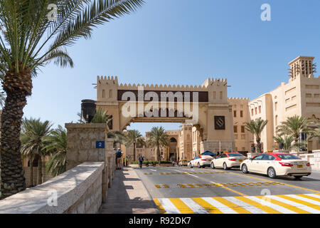 Vista dell'ingresso del Souk Madinat Jumeirah a Dubai, Emirati arabi uniti Foto Stock
