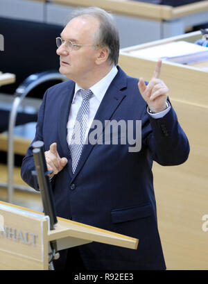 Magdeburg, Germania. Xviii Dicembre, 2018. Reiner Haseloff (CDU), il primo ministro del Land Sassonia-Anhalt, è in piedi al leggio in sala plenaria del Parlamento di stato. Il parlamento statale in Magdeburg è discutere il bilancio per il 2019. Il governo dello stato vuole spendere un totale di 11,5 miliardi di euro. Credito: Pietro Gercke/dpa-Zentralbild/dpa/Alamy Live News Foto Stock