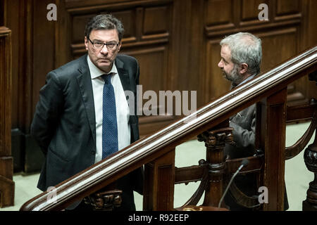 Foto di Roberto Monaldo / LaPresse 18-12-2018 Roma Italiano Camera dei Deputati - dl anticorruzione Nella foto Giancarlo Giorgetti, Claudio Borghi Foto Roberto Monaldo / LaPresse 18-12-2018 Roma (Italia) Camera dei Deputati - decreto legge su anticorruzione nella foto di Giancarlo Giorgetti, Claudio Borghi Foto Stock