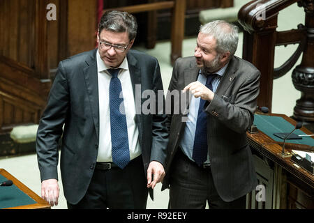 Foto di Roberto Monaldo / LaPresse 18-12-2018 Roma Italiano Camera dei Deputati - dl anticorruzione Nella foto Giancarlo Giorgetti, Claudio Borghi Foto Roberto Monaldo / LaPresse 18-12-2018 Roma (Italia) Camera dei Deputati - decreto legge su anticorruzione nella foto di Giancarlo Giorgetti, Claudio Borghi Foto Stock