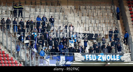 ALKMAAR, 18-12-2018, AFAS Stadion, calcio olandese, 8 finale di TOTO KNVB Beker, stagione 2018 / 2019, ventole di PEC Zwolle durante il match AZ - PEC Zwolle. Foto Stock